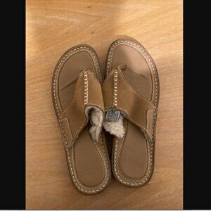 UGGs' stylish Layback thongs size 8 (NWOT with minor defect)